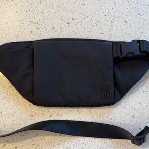 Lululemon Multi-Pocket Cross-Body Belt Bag in Black